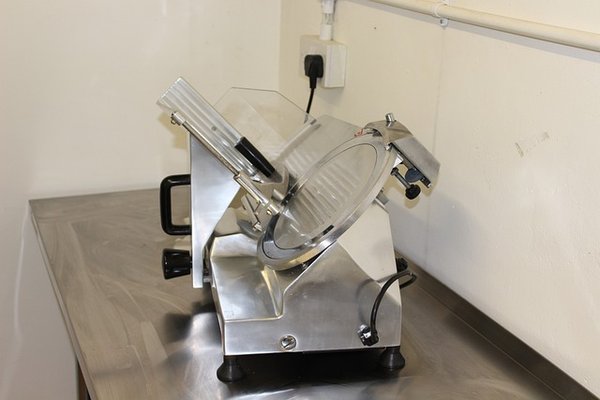 Découvrez la trancheuse berkel volano tribute rouge : l'art de la découpe